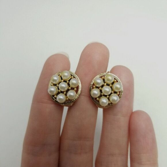 Vintage Pearl Cluster Clip On Earrings, Gold Tone Setting, Classic Retro Estate - Picture 2 of 5